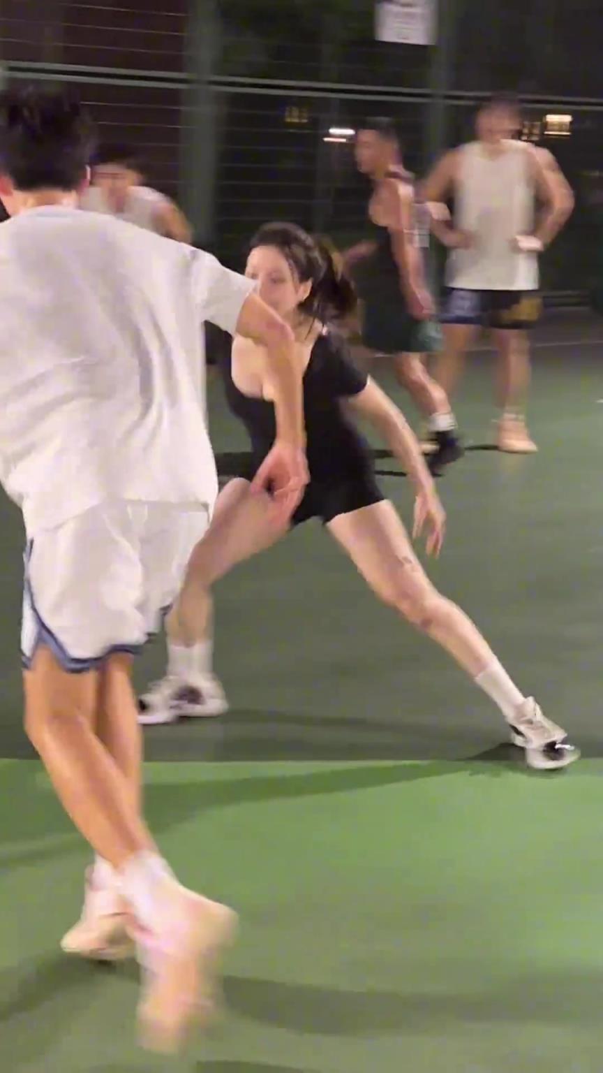 小姐姐防得真凶！瘦点的男生都拿她没办法